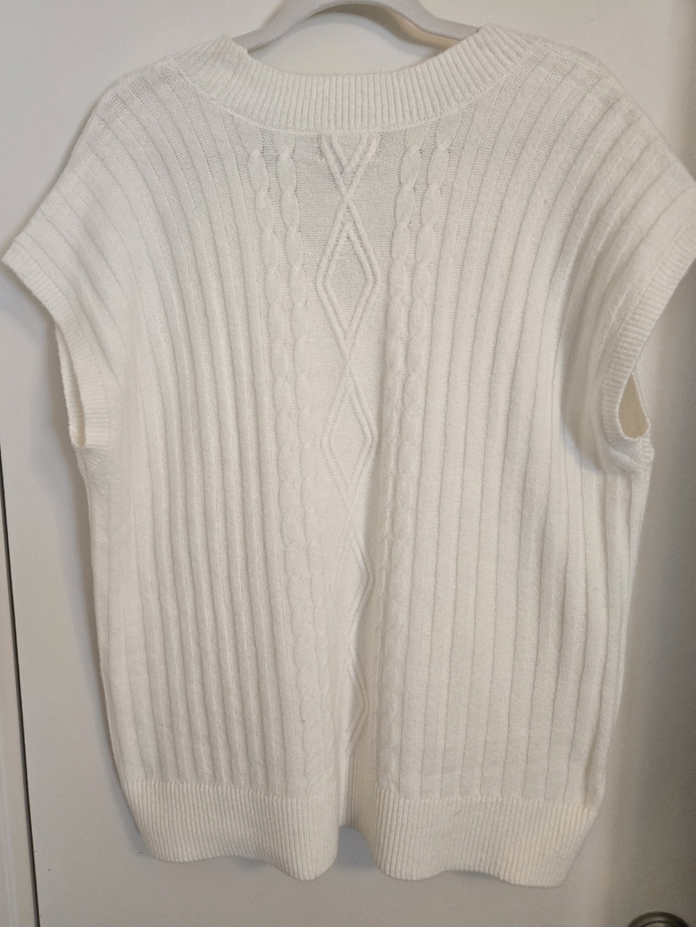 Universal Thread Cream Oversized Cable-Knit V-Neck Sweater Vest - Picture 3 of 3